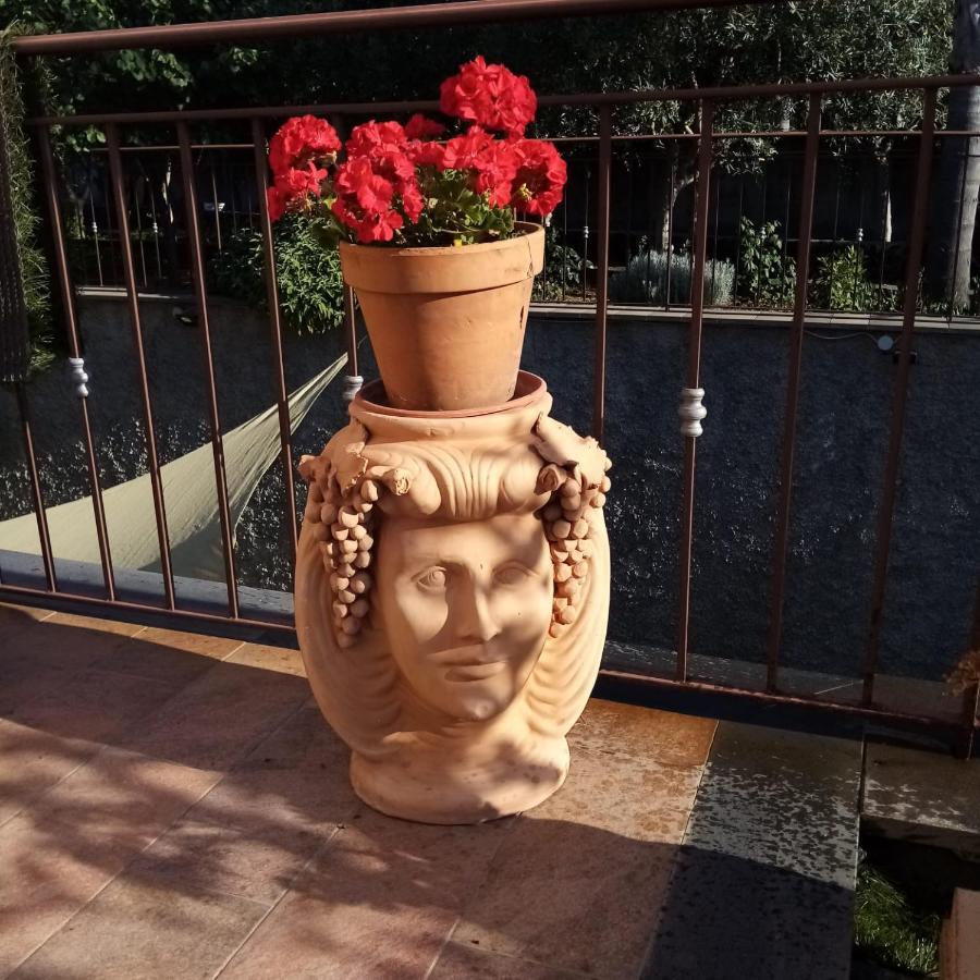 Casa Delle Foglie Villa San Giovanni La Punta Luaran gambar